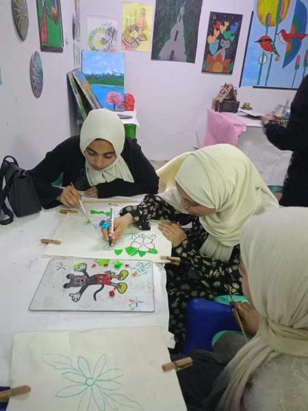 ” شباب الشرقية ”ورشة عمل حرفية لتعليم فن الزخرفة والرسم لعضوات نادي الفتاه  بالعاشر من رمضان