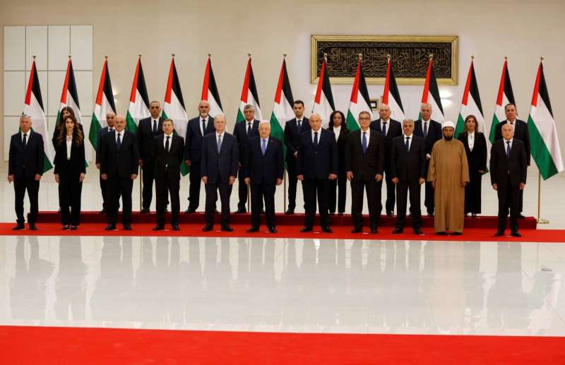 الحكومة الفلسطينية الجديدة برئاسة محمد مصطفى تؤدي اليمين الدستورية أمام ”عباس”(تقرير)