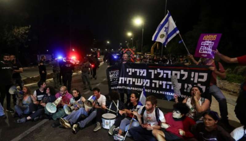 عشرات الآلاف يتظاهرون بإسرائيل لإجراء انتخابات مبكرة