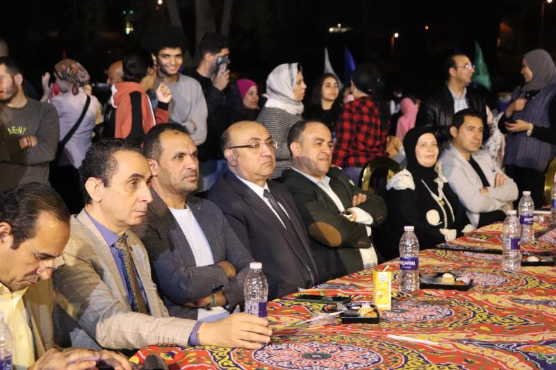بحضور 2000 طالب.. رئيس جامعة المنصورة يشارك بالإفطار الجماعي لطلاب من أجل مصر