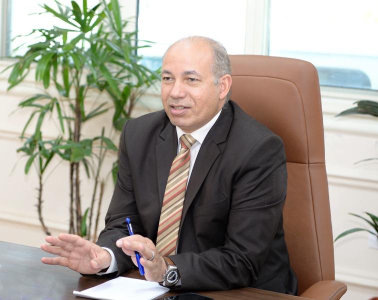 رئيس جامعة المنصورة الأهلية يعقد اجتماعا مع الجهاز الإداري
