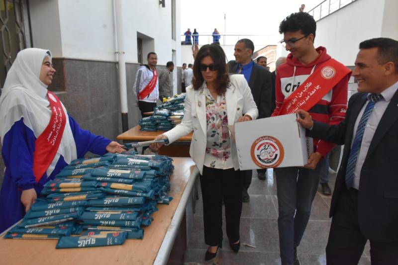 رئيس جامعة مدينة السادات تشهد مبادرة ”كراتين الخير” لأسرة طلاب من أجل مصر