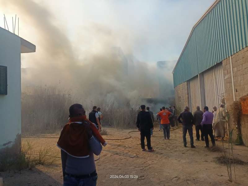 دون اصابات .. السيطرة علي  حريق محدود بمصنع زيوت بالقنطرة شرق