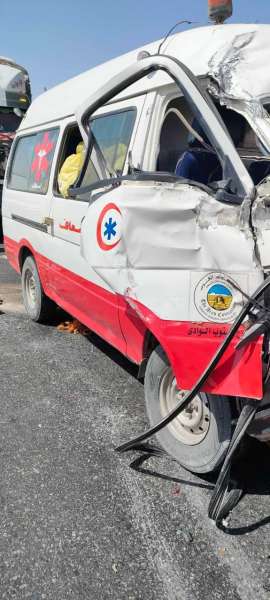 إصابة سائق بحادث تصادم سيارة إسعاف بسيارة تريلا بسوهاج