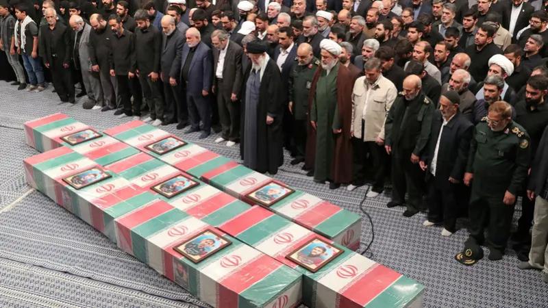 إيران تتوعد بمعاقبة إسرائيل خلال جنازة ضباط قتلوا في هجوم دمشق