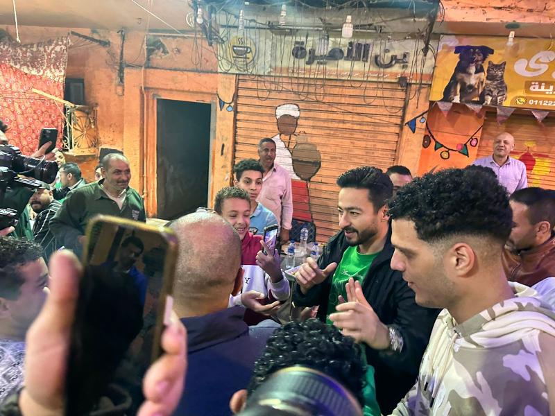 بالصور..حمادة هلال يحتفل وسط أهالي منطقته بالنجاح الكبير لـ«المداح 4»