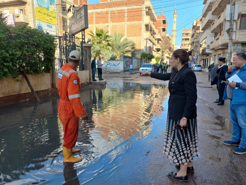 نائب محافظ البحيرة تجري جولة ميدانية بمركز أبوحمص وتتابع أعمال كسح مياه الأمطار