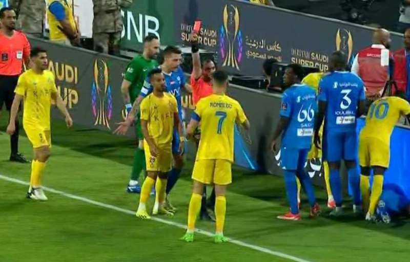 رونالدو يتعرض للطرد في مباراة الهلال والنصر بنصف نهائي السوبر السعودي