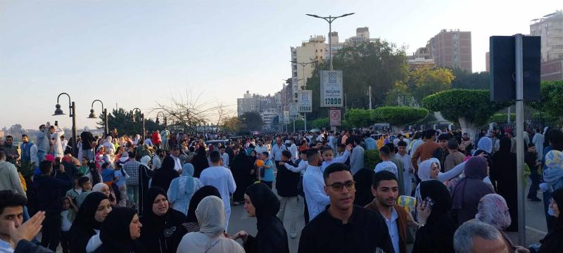 توافد وزحام على كورنيش النيل بمدينة بنها بعد صلاة عيد الفطر المبارك