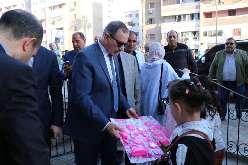 محافظ كفر الشيخ يوزع هدايا العيد على الأطفال الأيتام