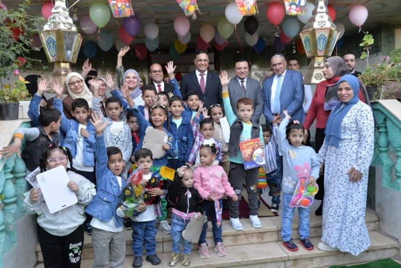 محافظ الدقهلية يتفقد جمعية المساعي الخيرية للأيتام لتقديم التهنئة بعيد الفطر المبارك