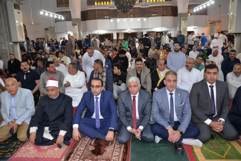 نائب محافظ الإسماعيلية يؤدي صلاة عيد الفطر المبارك بمسجد الشهداء