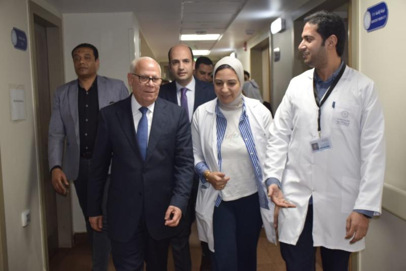 محافظ بورسعيد بقدم التهنئة للمرضي والأطقم الطبية بالمستشفيات في أول أيام عيد الفطر المبارك