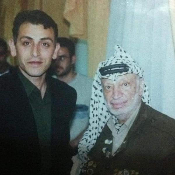 صورة المحلل السياسي الفلسطيني بالرئيس الشهيد ياسر عرفات