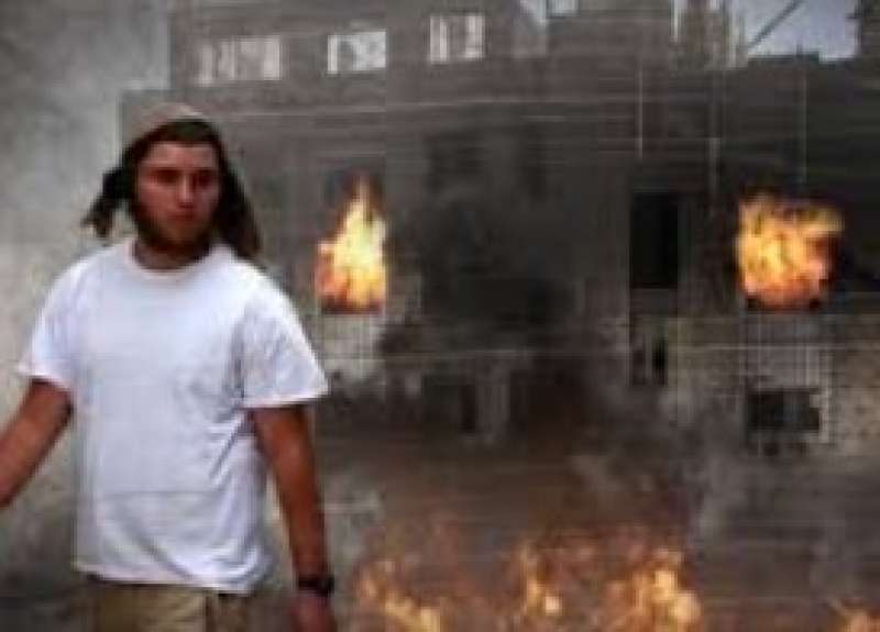 1500 إرهابي إسرائيلي يحرقون المنازل الفلسطينية برام الله في حراسة قوات الإحتلال الإرهابية الإسرائيلية