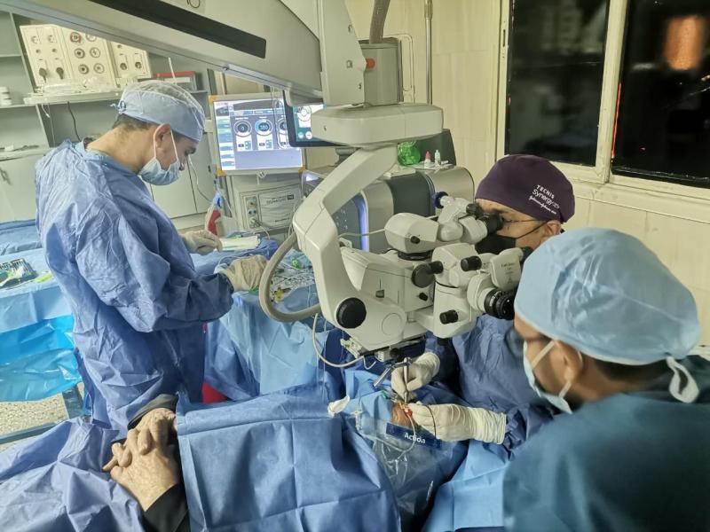 فريق طبي بمستشفي سوهاج الجامعي الجديد ينجح في إنقاذ شاب تعرض لعدة طعنات بالرقبة والظهر