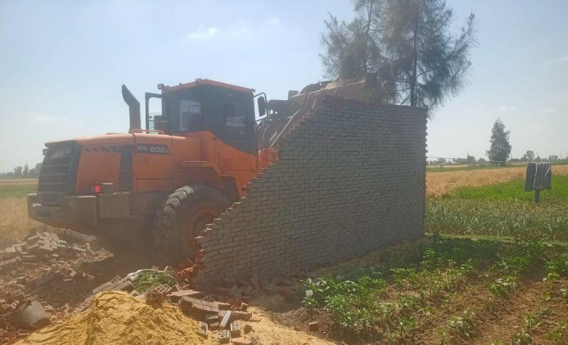 محافظ كفر الشيخ: إزالة 8 حالات تعدٍ علي الأراضي الزراعية بقلين