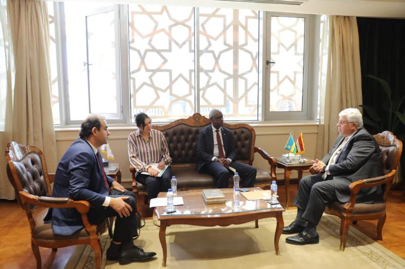 وزير التعليم العالي يستقبل سفير رواندا بالقاهرة لبحث سُبل تعزيز التعاون