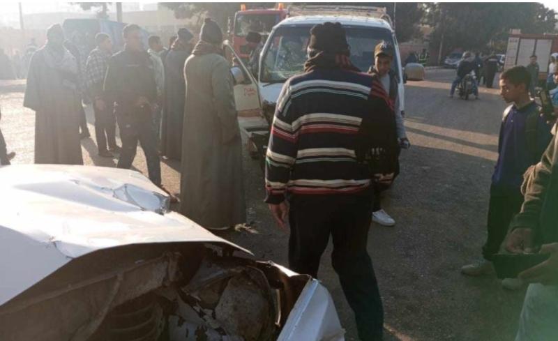 الدفع ب14 سيارة إسعاف.. إصابة 14 شخصًا إثر تصادم سيارتين في أسوان