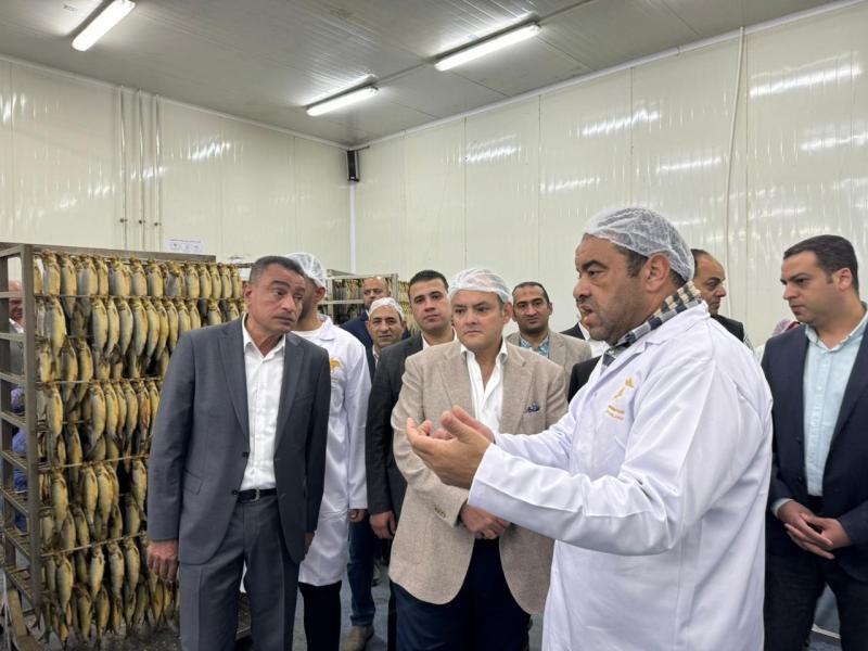وزير الصناعةومحافظ بورسعيد يتفقدان مصنع بورسعيد ستار لإنتاج الأسماك المدخنة