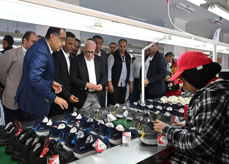 رئيس الوزراء يتفقد مصنع دك لإنتاج الأحذية ببورسعيد