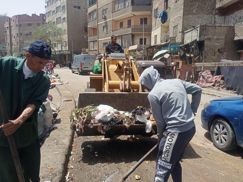 استجابة لشكاوى المواطنين.. رفع المخلفات وتراكمات القمامة من أمام شارع محمد متولى ببولاق الدكرور