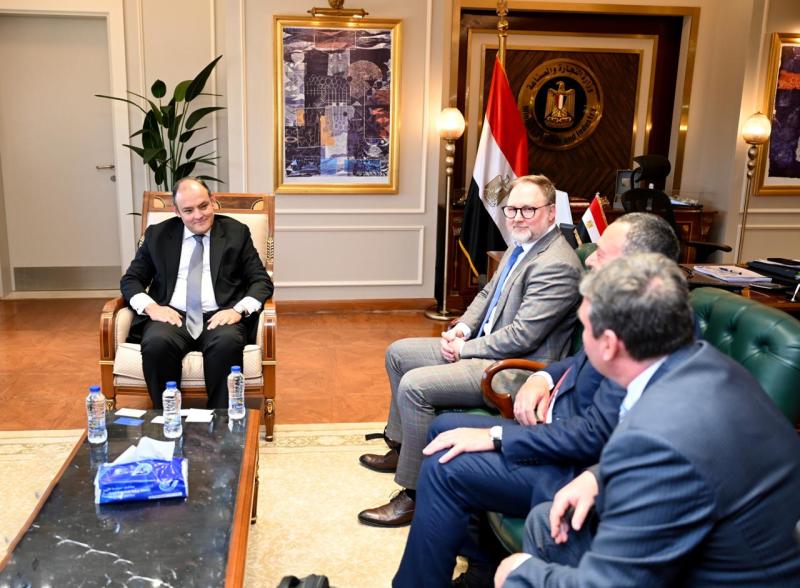 وزير الصناعة يبحث مع  شركتين نمساوية وتشيكية خطط انشاء مشروع مشترك لإنتاج سيانيد الصوديوم في مصر