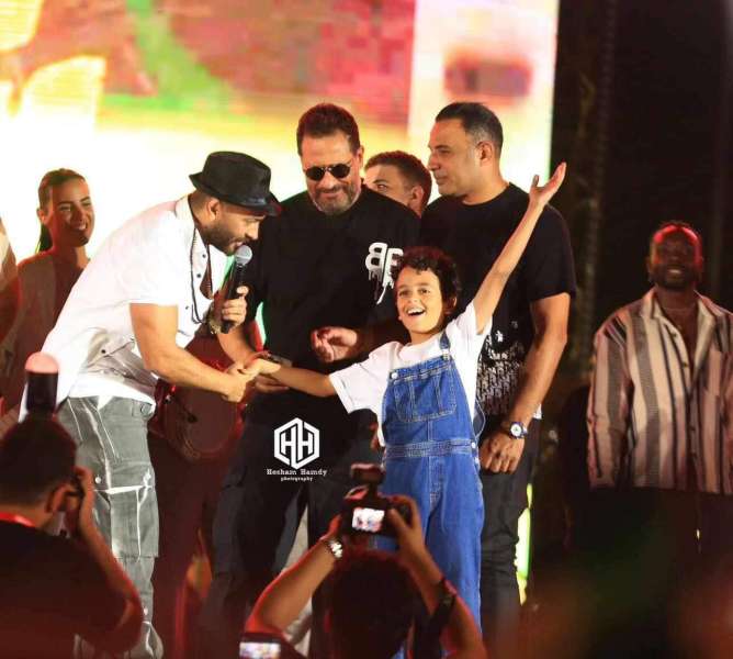 تامر حسني يفي بوعده للطفل آسر ويغني معه في مهرجان للمدارس (تفاصيل)