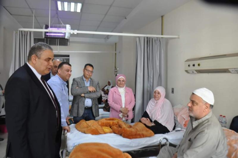 رئيس جامعة كفر الشيخ يطمئن على مصابي غزة | صور