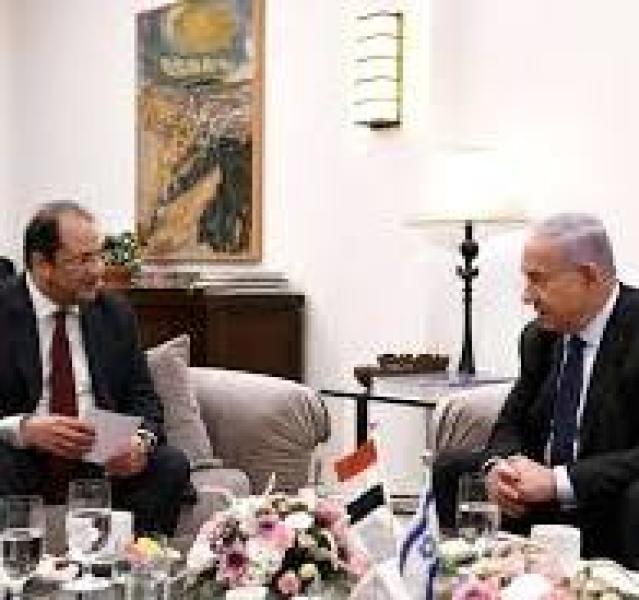 الوزير عباس كامل رئيس المخابرات مع رئيس الحكومة الصهيونية