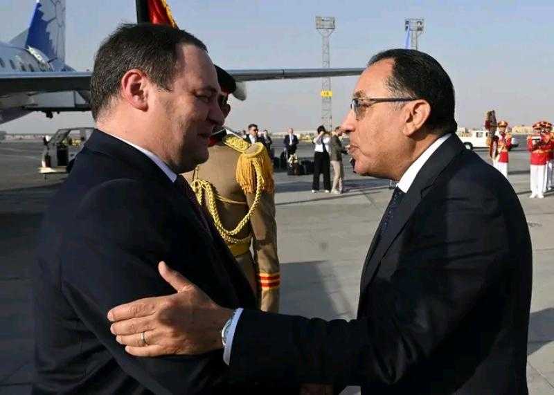 رئيس الوزراء يستقبل نظيره البيلاروسي بمطار القاهرة
