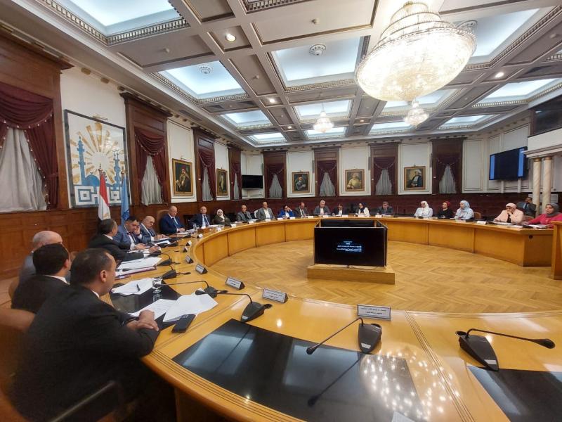محافظ القاهرة يعقد اجتماعًا موسعًا لمناقشة الاستعدادات النهائية لتطبيق قانون التصالح الجديد