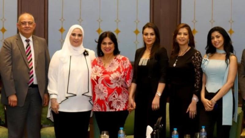 وزيرة التضامن الاجتماعي تكرم دينا فؤاد عن مسلسل «حق عرب»