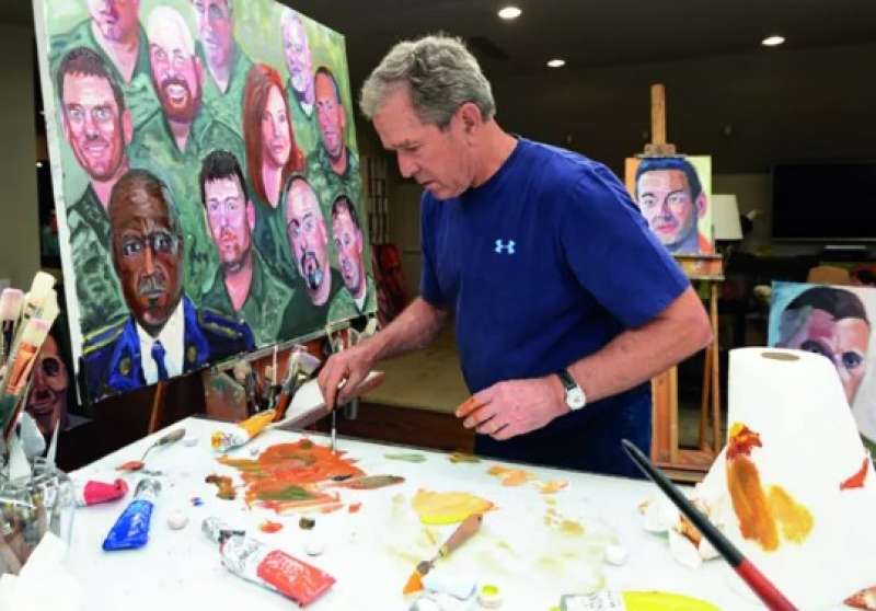 الرئيس الأمريكي السابق جورج بوش يقضي وقت فراغه بالرسم