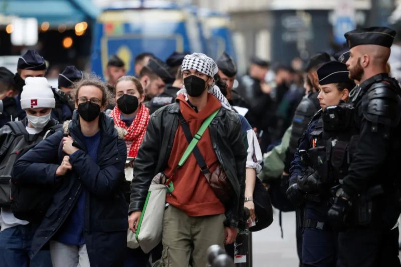 الشرطة الفرنسية تفض اعتصاما طلابيا مؤيدا لغزة وتغلق معهد العلوم السياسية بباريس