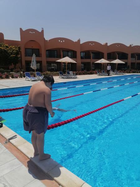 السباح السعودي يواصل تدريباته بالغردقة استعداد لعبور المانش