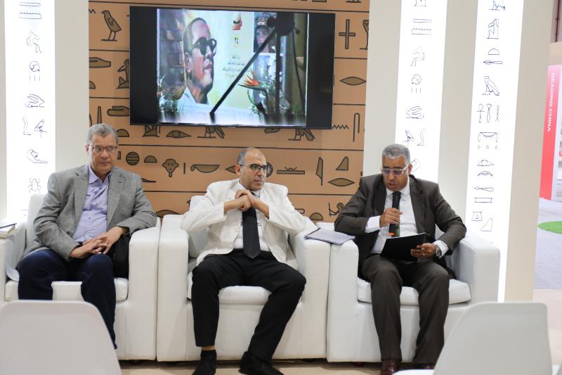 جناح مصر يحتفي بمشروعات هيئة الكتاب لحفظ الشعر العربي في معرض أبو ظبي