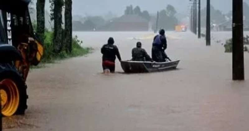 مصرع 75 شخصا وفقدان 103 آخرين في الفيضانات بالبرازيل