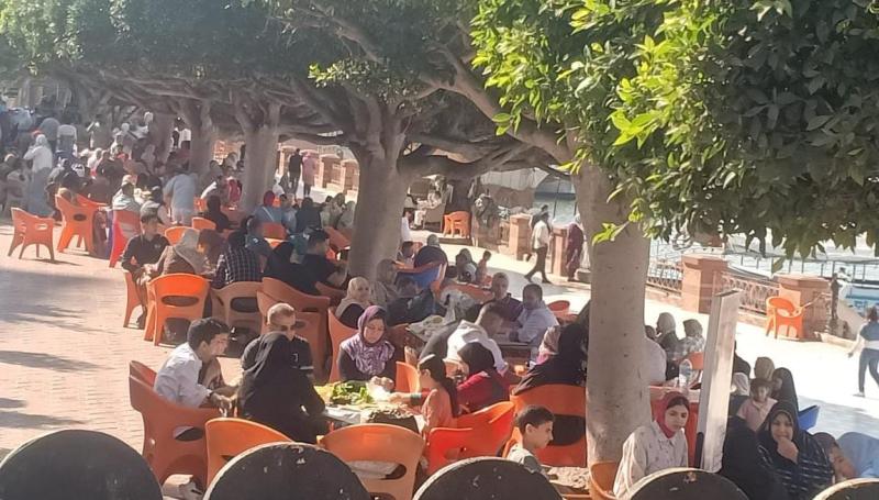 لقضاء شم النسيم.. إقبال على حديقة الأسرة والمتنزهات النيلية بدسوق في كفر الشيخ