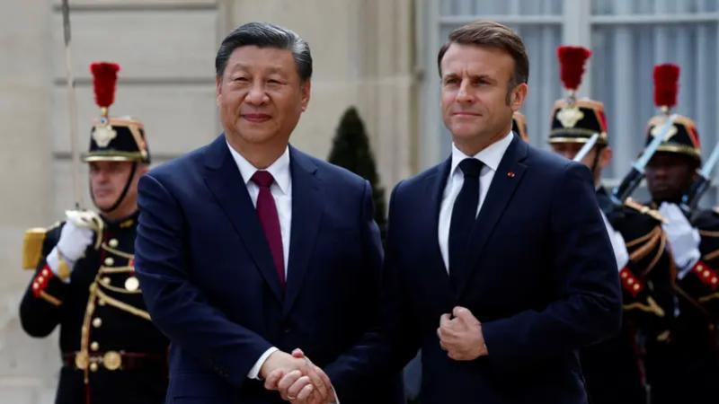 الزعيمان الفرنسي والصيني في لقاء القمة في باريس