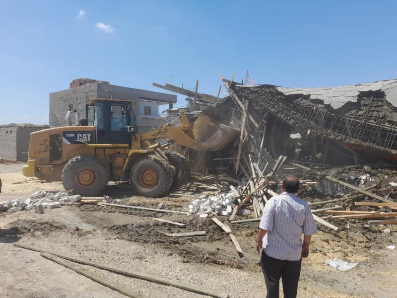 إزالة منزل مخالف في بورسعيد مع أول أيام التصالح على مخالفات البناء
