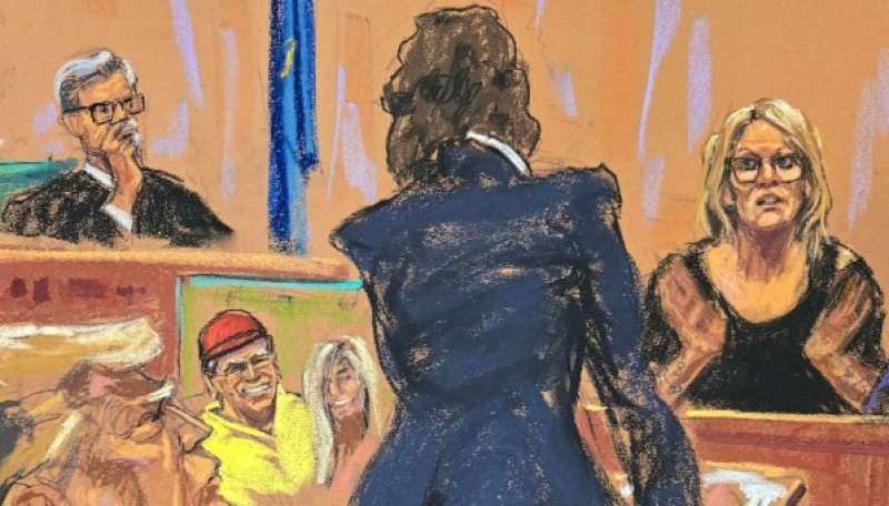 الممثلة الإباحية ستورمي تشهد علي ترامب بمحكمة نيويورك في قضية دفعه رشوة