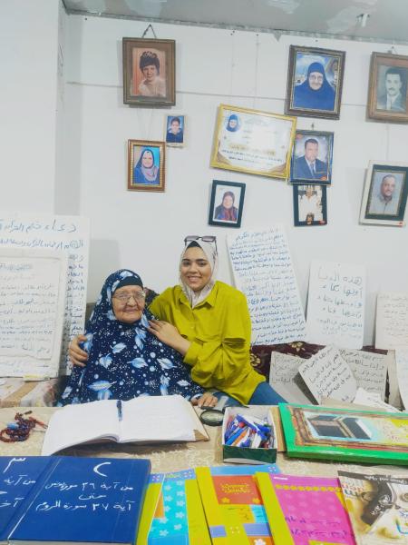 عمرها 90 عامًا ولديها 66 حفيد.. الحاجة ”فايزة” تكتب المصحف الشريف كاملا  و 792 حديث نبوي بخط اليد في 10 أشهر فقط