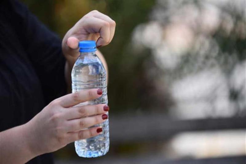زجاجات المياه البلاستيكية ترتبط بالسرطان والعقم!!