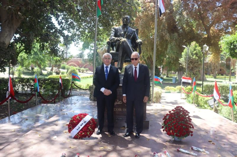 ”الهجان” يستقبل سفير أذربيجان لوضع إكليل من الزهور على النصب التذكاري لمؤسس أذربيجان في ذكرى ميلاده