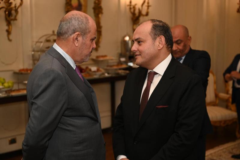 وزير الصناعة يبحث مع نظيره الأردني فرص تعزيز العلاقات الاقتصادية والتجارية والصناعية بين البلدين