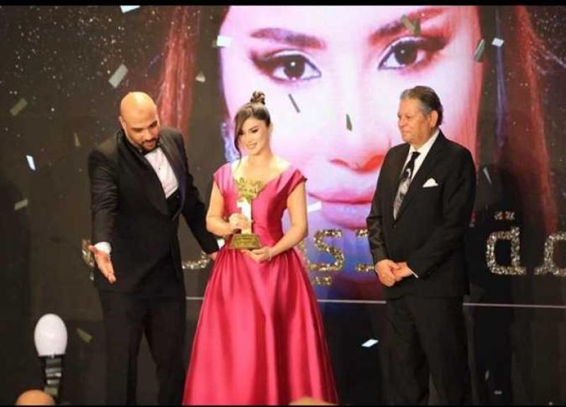 هدى الإتربى تحتفل بتكريمها بجائزة الأفضل عربيًا.. ماذا قالت؟