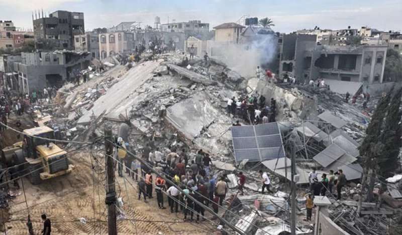 سقوط العشرات من الشهداء والجرحى ونزوح تحت القصف الإسرائيلي