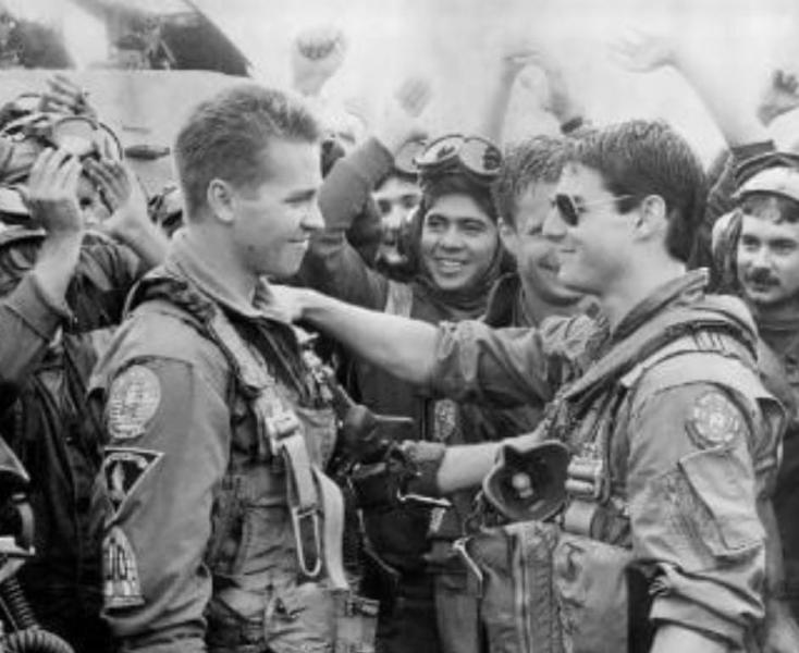 النجم العالمي توم كروز يحتفى بصور من كواليس فيلمه Top Gun فى ذكراه الـ38