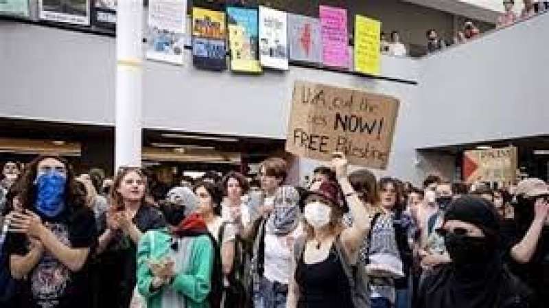 وقفة احتجاجية لطلاب كلية حقوق بجامعة ”أثينا” تضامنا مع فلسطين